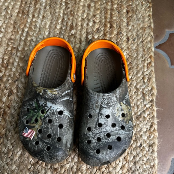 CROCS x Luke Combs RealTree Camouflage with Orange Straps - Picture 2 of 3